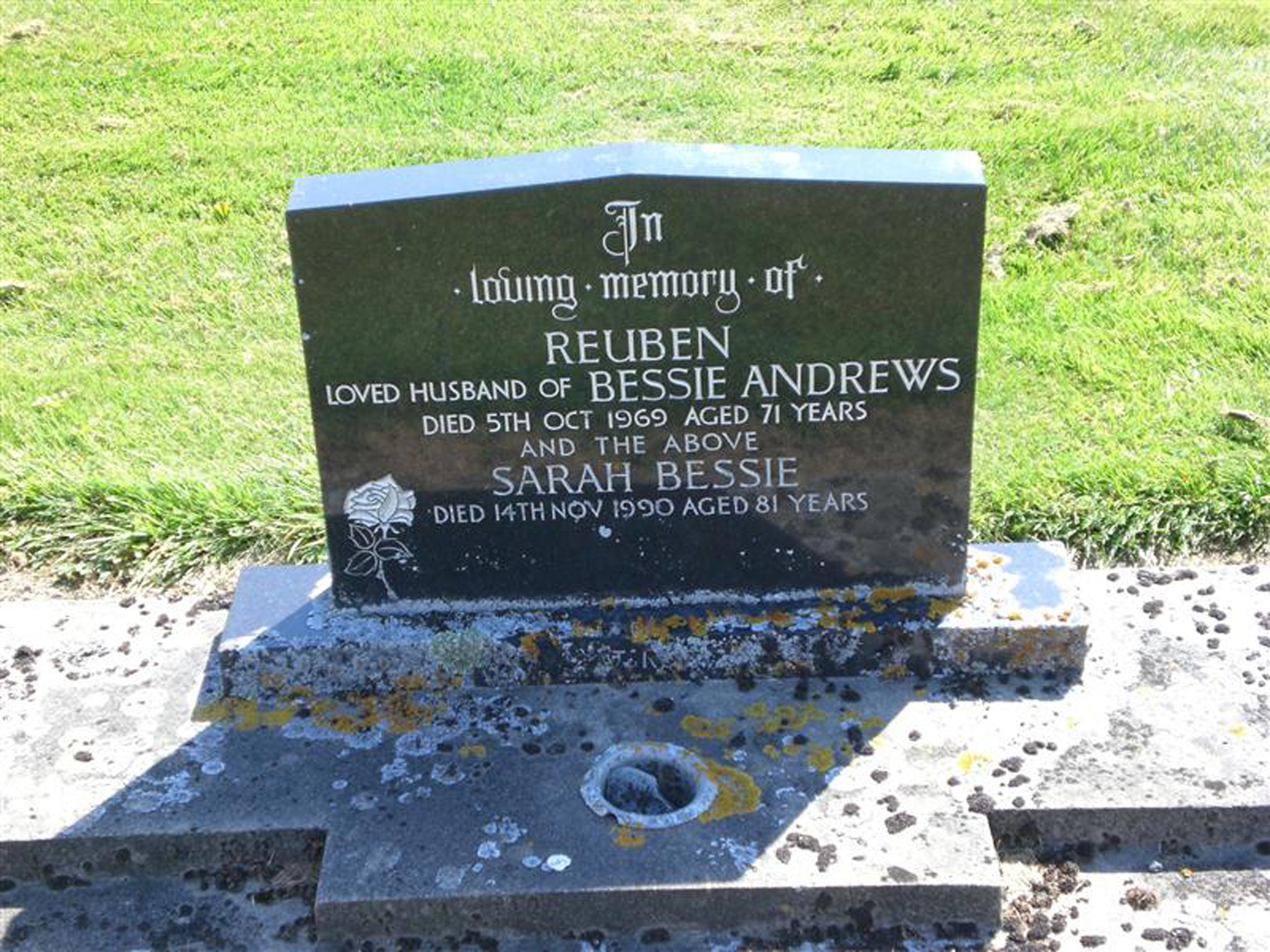 Photo of headstones/Sarah Bessie McLennan died 1990 hdstn Mataura